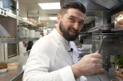 In seinem berühmten Pariser Restaurant zeigt Küchenchef Romain Van Thienen, wie das Blätterteiggericht mit Soße zubereitet wird.