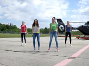 Die TanzAlarm-Kids v.l.: Lara, Leoni, Kim und Annika auf dem Flugplatz. Die TanzAlarm-Kids v.l.: Lara, Leoni, Kim und Annika auf dem Flugplatz.