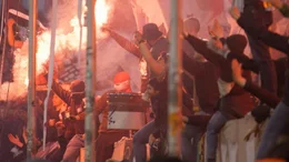 Millerntor Stadion von St. Pauli: Die Ultras geben alles f&uuml;r ihren Verein und nutzen verbotene Pyrotechnik, um die Stimmung im Fanblock anzuheizen.