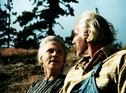 Großvater Sam (Will Geer, r.) und Großmutter Ester (Ellen Corby, l.) feiern ihre Goldene Hochzeit und gehen an den Ort an dem sie sich das Ja-Wort gaben.