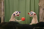 Jan und Henry rätseln, ob sich ein Ohrwurm auch in einem Apfel verstecken kann. Jan und Henry rätseln, ob sich ein Ohrwurm auch in einem Apfel verstecken kann.