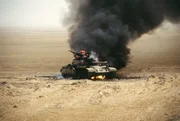 Getroffener Panzer der irakischen Armee - w&auml;hrend der Operation "Desert Storm" wird der T-55 russischer Bauart von britischen Verb&auml;nden abgeschossen und brennt aus.