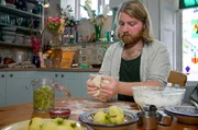 Zu Tisch Devon – Grossbritannien: Jonah Garner bäckt Sauerteigbrot mit Hefekultur aus Apfelschalen. Zu Tisch Devon – Grossbritannien: Jonah Garner bäckt Sauerteigbrot mit Hefekultur aus Apfelschalen.