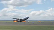 Das Flugzeug schl&auml;gt auf der Landebahn auf.