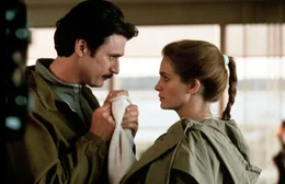 Lauras (Julia Roberts, re.) Ehe mit dem jungen und erfolgreichen Finanzmakler Martin Burney (Patrick Bergin, li.) ist die H&ouml;lle ...