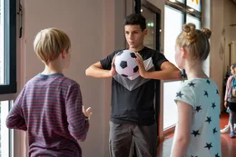 Ole (Giuseppe Bonvissuto, Mitte) macht Max (Lucas Herzog, links) das Leben schwer.