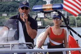 Auf der Spur eines dunklen Geheimnisses: Wasserschutzpolizist Tom Hardy (Bruce Willis, l.) und seine Kollegin Jo (Sarah Jessica Parker, r.) ...