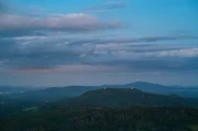 Der Hochwald mit seinem markanten Turm und der Baude - im Hintergrund der Jeschken auf böhmischer Seite. Der Hochwald mit seinem markanten Turm und der Baude - im Hintergrund der Jeschken auf böhmischer Seite.