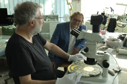 Arch&auml;ologe Harald Meller und sein Team analysieren die Bestandteile der Himmelsscheibe. Und finden heraus: Die Materialien kommen aus ganz Europa.