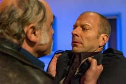 L-R: Charly (Karl Fischer), Udo Zimmermann (Simon Hatzl).