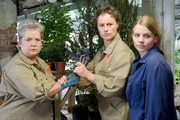 Mel (Sigrid M. Schnückel, 2.v.re.) versucht Uschi (Barbara Freier, li.) daran zu hindern, ihre Cannabispflanzen aus der Gärtnerei zu entfernen. (re. Louisa Herfert als Natalie Sürth) Mel (Sigrid M. Schnückel, 2.v.re.) versucht Uschi (Barbara Freier, li.) daran zu hindern, ihre Cannabispflanzen aus der Gärtnerei zu entfernen. (re. Louisa Herfert als Natalie Sürth)