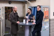 Tobias (Patrick M&uuml;ller, l.) spricht Easy (Lars Steinh&ouml;fel, M.) und Ringo (Timothy Boldt) Hoffnung zu, die K&uuml;ndigung abwenden zu k&ouml;nnen.