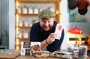 Original italienisches Tiramisu aus dem Kühlregal? Sebastian Lege geht den schönen Werbeversprechen auf die Spur und zeigt, wie wenig das Industrie-Dessert mit seinem Vorbild zu tun hat. Original italienisches Tiramisu aus dem Kühlregal? Sebastian Lege geht den schönen Werbeversprechen auf die Spur und zeigt, wie wenig das Industrie-Dessert mit seinem Vorbild zu tun hat.