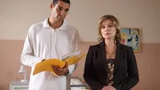 Dr. Kilian (Sebastian Wirnitzer) und Direktorin Sürth (Susanne Schäfer) teilen Mel mit, dass sie wieder arbeiten kann.