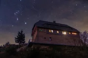 Dem Himmel ein Stück näher - es gibt wenige Orte in Mitteldeutschland, von denen aus man so gut in den Sternenhimmel schauen kann wie vom Hochwald mit seiner urigen Baude. Dem Himmel ein Stück näher - es gibt wenige Orte in Mitteldeutschland, von denen aus man so gut in den Sternenhimmel schauen kann wie vom Hochwald mit seiner urigen Baude.