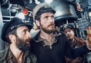 Ausser Gefahr? Kapitaen Hellriegel (Juergen Prochnow, Mitte), der Chefingenieur (Klaus Wennemann, li.) und die Nummer Zwo (Martin Semmelrogge) peilen die Lage. ARD/DEGETO - honorarfrei, Verwendung nur im Zusammenhang mit o. g. Sendung bei Nennung Bild: ARD/DEGETO (S 2), Presse und Programmbetreuung (069) 1509-334 oder -335