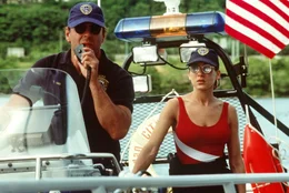 Wasserschutzpolizist Tom Hardy (Bruce Willis) und seine Kollegin Jo (Sarah Jessica Parker) sind auf der Spur eines dunklen Geheimnisses.