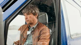 Lutz (Peter Schneider) macht Versprechungen, die er nicht halten kann.