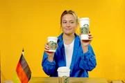 Starbucks ist die gr&ouml;&szlig;te Kaffehauskette der Welt. Aber sind die Becher auch &uuml;berall gleich? Reporterin Lilly Temme macht den Vergleich: USA versus Deutschland &ndash; Wo steckt mehr drin?