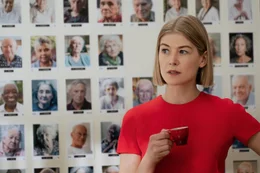 I CARE A LOT (2021) Rosamund Pike as Marla. Cr: Seacia Pavao/NETFLIX