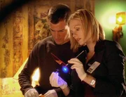 Nick (George Eads) und Catherine (Marg Helgenberger) wundern sich: Wie konnte die junge Frau in der v&ouml;llig verbarrikadierten Wohnung get&ouml;tet werden?