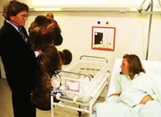 Lutz Böhm (Tommi Piper) besucht sein Baby und die stolze Mutter (Marion Hilgers als Katrin Michaelis) im Krankenhaus. Lutz Böhm (Tommi Piper) besucht sein Baby und die stolze Mutter (Marion Hilgers als Katrin Michaelis) im Krankenhaus.