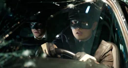 Dank seiner genialen F&auml;higkeiten konstruiert Kato (Jay Chou, r.) die ultimative Waffe: ein unzerst&ouml;rbares Auto, das &uuml;ber genauso viel PS wie Feuerkraft verf&uuml;gt. The Green Hornet sorgt schnell f&uuml;r einiges Aufsehen in L.A.- wof&uuml;r nicht zuletzt Britt (Seth Rogen, l.) selbst mit Hilfe seiner Zeitung sorgt, die jeden Tag Neues &uuml;ber ihre Gangsterjagd berichtet ...