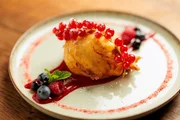 Dessert in Nahaufnahme: "Gebackener Eisknödel mit Frucht". Dessert in Nahaufnahme: "Gebackener Eisknödel mit Frucht".