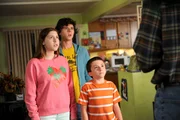Axl (Charlie McDermott, M), Sue (Eden Sher, l.) und Brick (Atticus Shaffer, r.) sind entsetzt, als ihre Mutter mit Sack und Pack das Haus verlässt. Wird sie wieder zurückkommen?