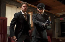 Als "The Green Hornet" nehmen sich Britt (Seth Rogen, l.) und Kato (Jay Chou, r.) der fiesesten Verbrecher von L.A. an ...