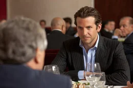 Eddie Morra (Bradley Cooper) verhandelt mit Carl van Loon (Robert de Niro) &uuml;ber seinen neuen Vertrag