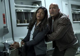 L-R: Dr. Kate Caldwell (Naomie Harris) und Davis Okoye (Dwayne Johnson)