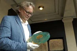 Arch&auml;ologe Harald Meller hat die Himmelsscheibe von Nebra wissenschaftlich untersucht.