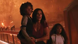Dr. Sarah Sawyer (Neve Campbell, M.) mit ihren Kindern Henry (Noah Cottrell) und Georgia (Mckenna Roberts)