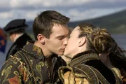 Obwohl er verheiratet ist, setzt König Henry VIII. (Jonathan Rhys Meyers, l.) sein ausschweifendes Leben fort. Viele Kammerzofen und Edelfrauen erliegen dem Charme des Monarchen. Obwohl er verheiratet ist, setzt König Henry VIII. (Jonathan Rhys Meyers, l.) sein ausschweifendes Leben fort. Viele Kammerzofen und Edelfrauen erliegen dem Charme des Monarchen.