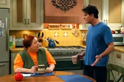 Charlie (Charlie Sheen, r.) sch&uuml;ttet bei Berta (Conchata Ferrell, l.) sein Herz aus, doch diese hat wenig Verst&auml;ndnis f&uuml;r ihn ...