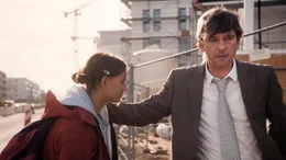 Lutz (Peter Schneider) ist mit Irsa (Angjela Prenci) nach Albanien gefahren.
