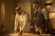 REENACTMENT - Nach der Analyse der Flugdaten untersuchen der saudische Ermittler (gespielt von Farid Yazdani) und der amerikanische Ermittler (gespielt von Martin Sims) gr&uuml;ndlich die FDR-Daten des Saudia-Flugs 163.