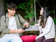 Beim Beziehungstest öffnet Content Creatorin Laura Single Diego ihr Herz … und ihr Handy! Beim Beziehungstest öffnet Content Creatorin Laura Single Diego ihr Herz … und ihr Handy!