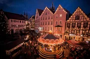 Budenzauber und Lichterglanz: Ramon Babazadeh und Kristin Haub läuten auf dem Altdeutschen Weihnachtsmarkt in Bad Wimpfen die Adventszeit ein. Budenzauber und Lichterglanz: Ramon Babazadeh und Kristin Haub läuten auf dem Altdeutschen Weihnachtsmarkt in Bad Wimpfen die Adventszeit ein.