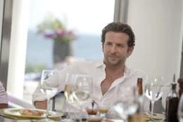 Dank NZT -48 stehen Eddie Morra (Bradley Cooper) alle T&uuml;ren offen, bis sich pl&ouml;tzlich Nebenwirkungen zeigen ...
