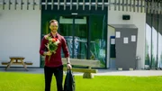 Kandidat Richard will mit Hemd, Blumen und einem breiten Lächeln punkten. Kandidat Richard will mit Hemd, Blumen und einem breiten Lächeln punkten.