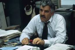 Wei&szlig; Nick Detillo (Dennis Farina) mehr als er zugibt?; Wei&szlig; Nick Detillo (Dennis Farina) mehr als er zugibt?