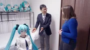 Isabella Purkart mit Akihiko Kondo, der mit der virtuellen Figur Miku verheiratet ist. Isabella Purkart mit Akihiko Kondo, der mit der virtuellen Figur Miku verheiratet ist.
