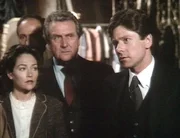 Kitty Trumbell (Olivia Hussey) und ihr Vater Oliver (Patrick Macnee, mi.) trauern gemeinsam mit Ernest Fielding (Kristoffer Tabori) um die verstorbene S&auml;ngerin Emma McGinn.