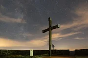 "Einer trage des anderen Last" steht am Gipfelkreuz auf dem Hochwald geschrieben - direkt auf der deutsch-tschechischen Grenze ein Symbol der Versöhnung und Begegnung. "Einer trage des anderen Last" steht am Gipfelkreuz auf dem Hochwald geschrieben - direkt auf der deutsch-tschechischen Grenze ein Symbol der Versöhnung und Begegnung.