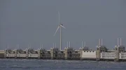 Mit einer Küste von 450 Kilometern sind die Niederlande den Gezeiten nahezu schutzlos ausgesetzt. Ingenieure arbeiten an riesigen Dämmen zum Hochwasserschutz. Mit einer Küste von 450 Kilometern sind die Niederlande den Gezeiten nahezu schutzlos ausgesetzt. Ingenieure arbeiten an riesigen Dämmen zum Hochwasserschutz.