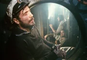 NDR Fernsehen DAS BOOT, TEIL 4, am Sonntag (27.06.10) um 00:25 Uhr. Nach stundenlanger Verfolgung durch Wasserbomben ist der Kommandant (J&uuml;rgen Prochnow) v&ouml;llig ersch&ouml;pft. Pl&ouml;tzlich meldet der Horcher ein zweites Schraubenger&auml;usch. Der Gegner hat Verst&auml;rkung bekommen. (Uwe Ochsenknecht, Heinz H&ouml;nig, i. Hintergrund)