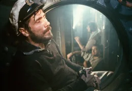 NDR Fernsehen DAS BOOT, TEIL 4, am Sonntag (27.06.10) um 00:25 Uhr. Nach stundenlanger Verfolgung durch Wasserbomben ist der Kommandant (J&uuml;rgen Prochnow) v&ouml;llig ersch&ouml;pft. Pl&ouml;tzlich meldet der Horcher ein zweites Schraubenger&auml;usch. Der Gegner hat Verst&auml;rkung bekommen. (Uwe Ochsenknecht, Heinz H&ouml;nig, i. Hintergrund)