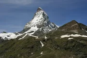 Mit knapp 4.500 Metern ist das Matterhorn einer der höchsten Berge der Alpen. Er liegt genau auf der schweizer-italienischen Grenze. Doch das Gestein des Felsmassivs stammt nicht aus Europa, sondern aus kontinentalem und ozeanischem Gestein, das aus Afrika stammt.
